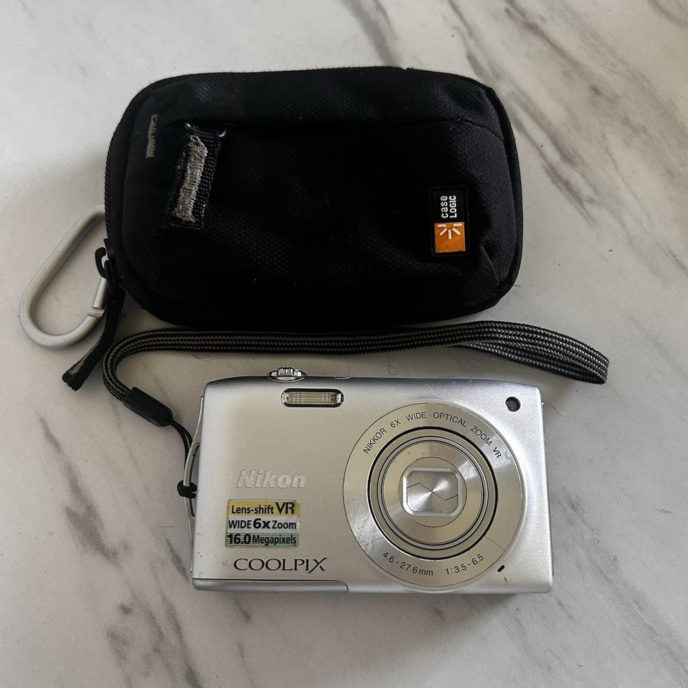 Nikon COOLPIX S3300 16.0 MP Digital Camera Silver Untested for Parts FFF